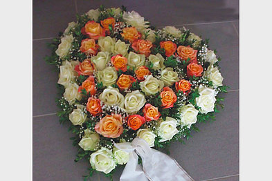 Blumenherz aus weißen und orangefarbenen Rosen