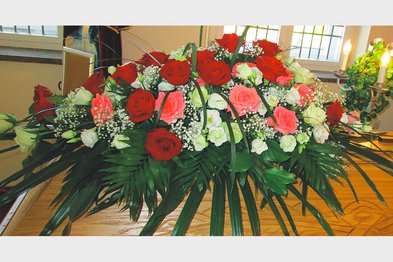 Sargbukett in rot weiß rosa - seitliche Ansicht