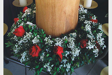 Urnenkranz in grün weiß mit roten Rosen