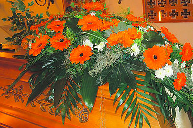 Sargbukett mit orangefarbenen Gerbera - seitliche Ansicht