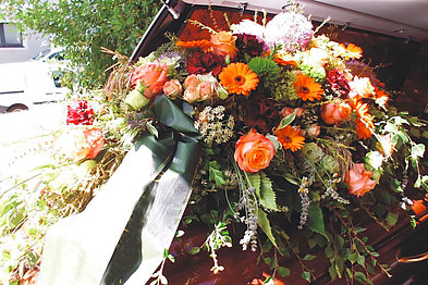 Sargbukett mit Wiesenblumen - seitliche Ansicht