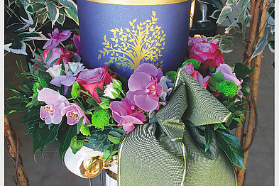 Urnenkranz mit lila Orchideen