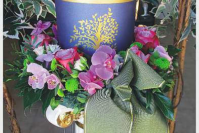 Urnenkranz mit lila Orchideen